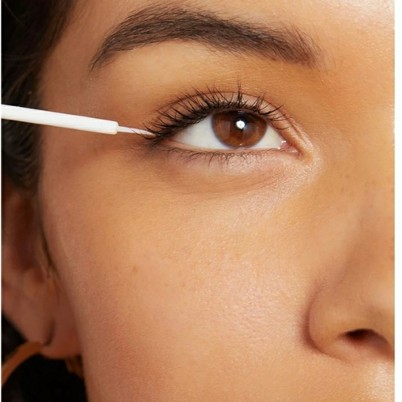 LASH ENHANCING SERUM - Picture 2 of 5